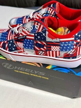 Heelys Patriot Flag Wheeled Shoes NWT w/ Box Size 8Y Women’s 9